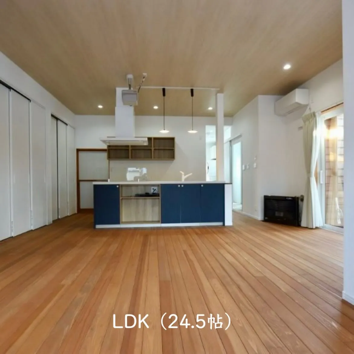 元は二間続きの和室と廊下だった空間をリノベーションし、24....