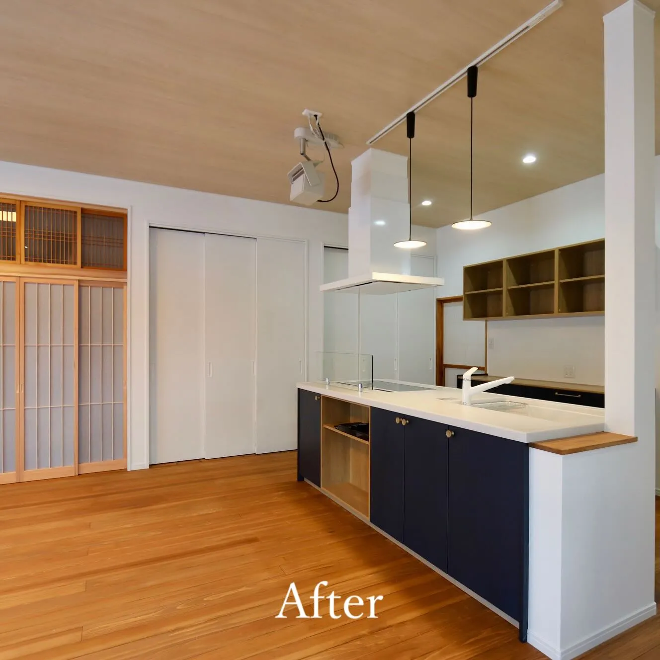 元は二間続きの和室と廊下だった空間をリノベーションし、24....