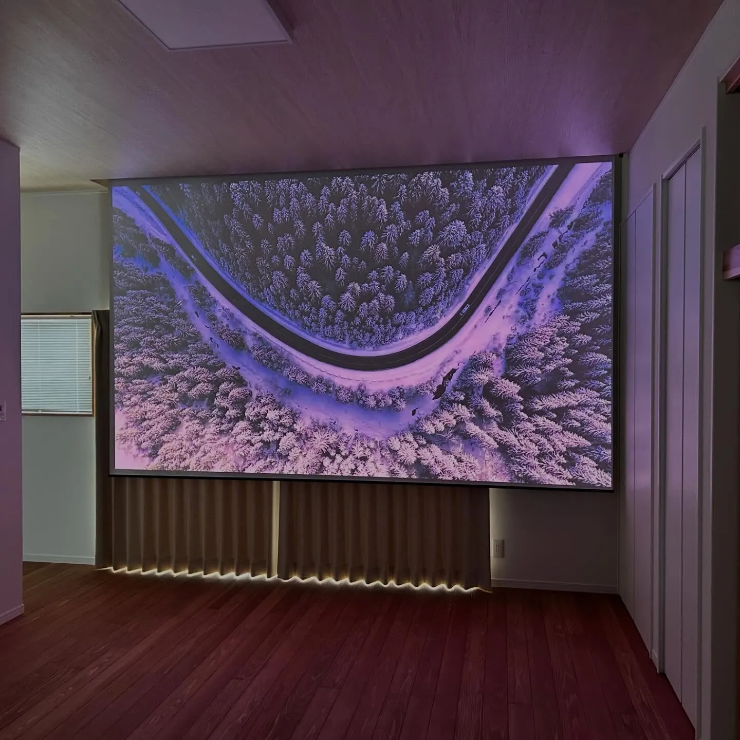 元は二間続きの和室と廊下だった空間をリノベーションし、24....